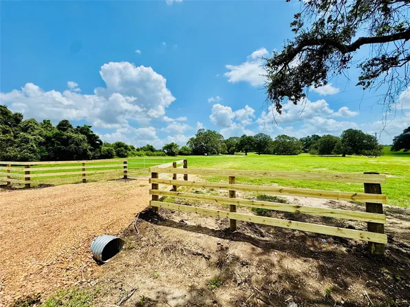 427 N Knezek Rd, Flatonia, TX 78941