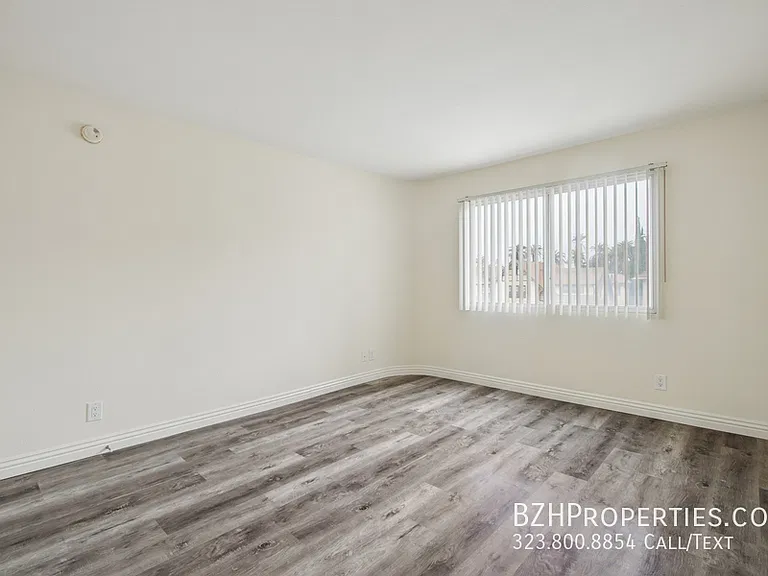 870 Crenshaw — Photo 10