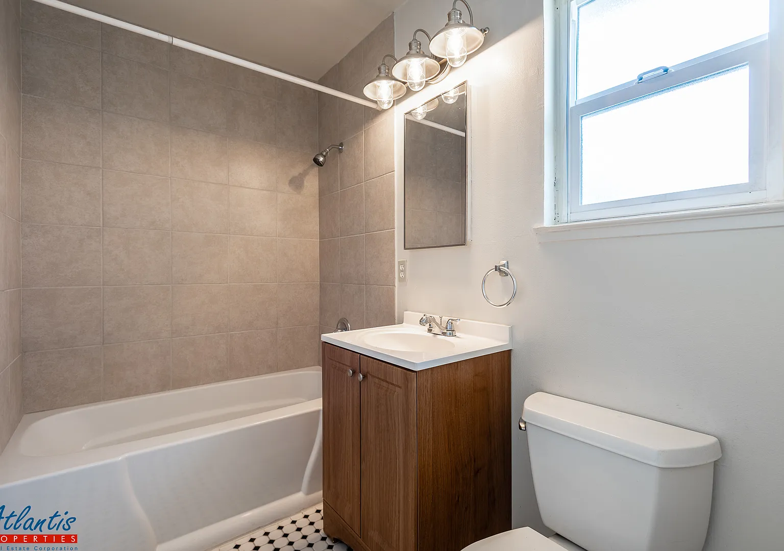 Sutter 2361 — Photo 4