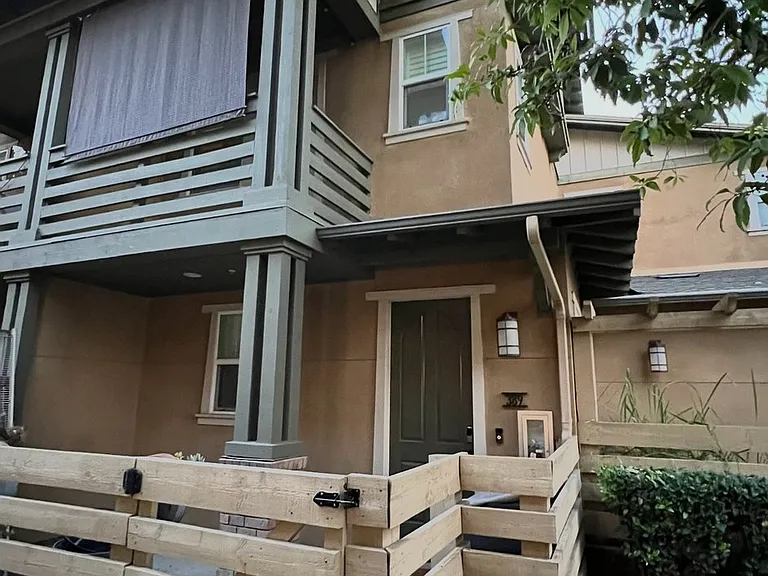 389 S Glendora Ave — Photo 3