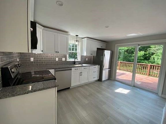 3rd image of 9 Knollwood Cir