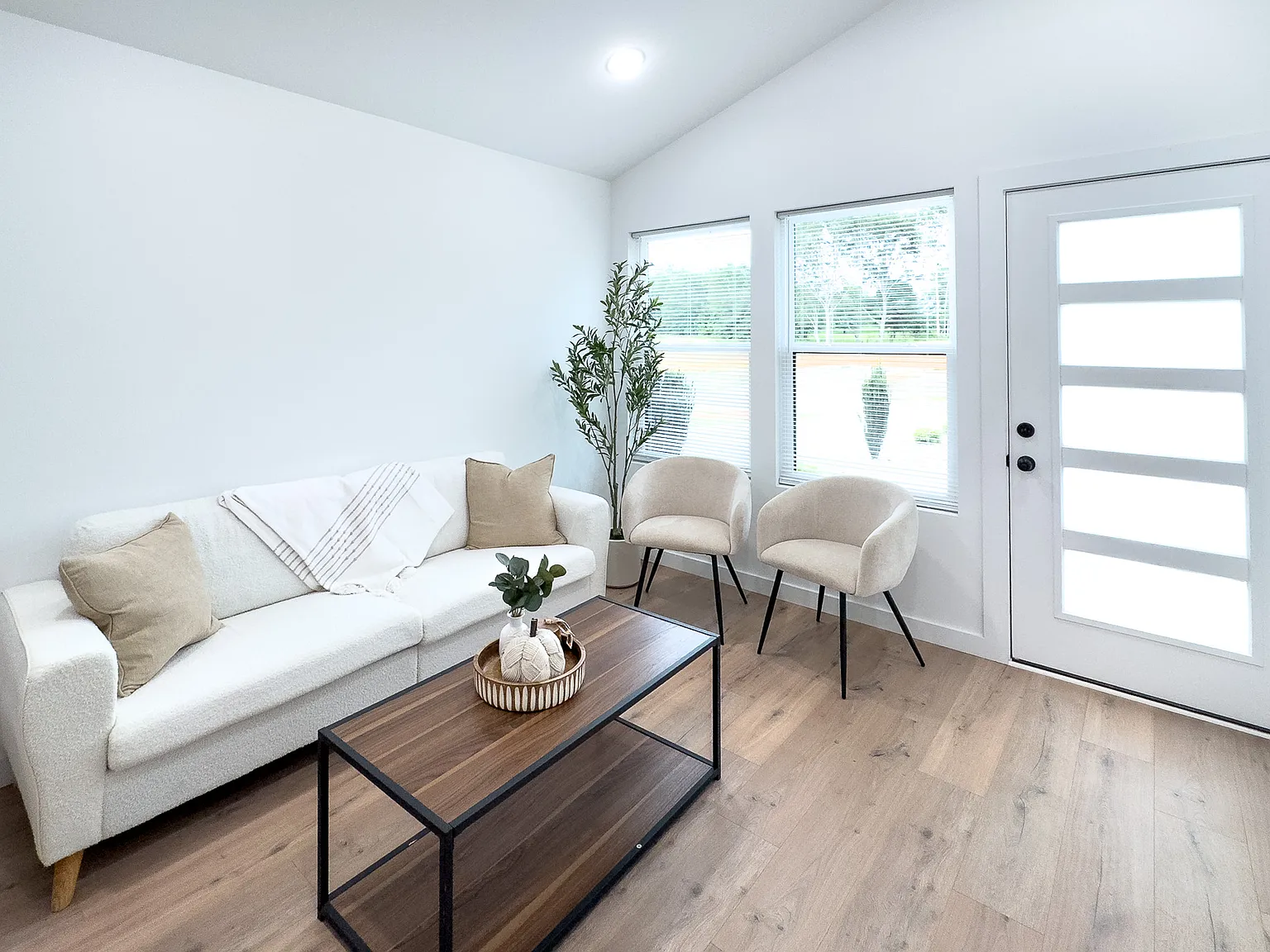 2 bed, 750 sqft, $1,350 — Photo 2