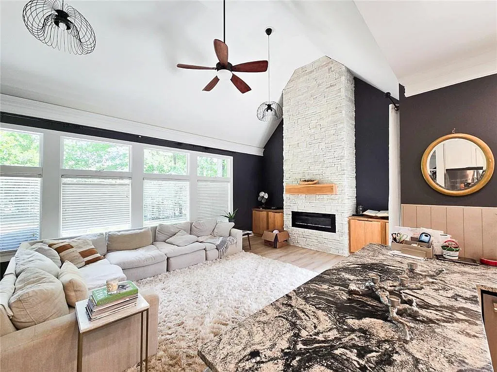 4 bed, 3.0 bath, 2818 sqft, $4,290 — Photo 2