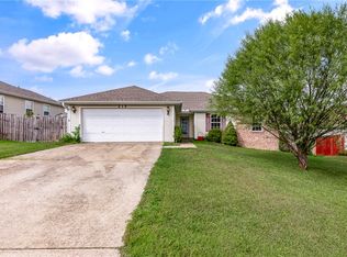 215 Elizabeth Dr, Huntsville, AR 72740