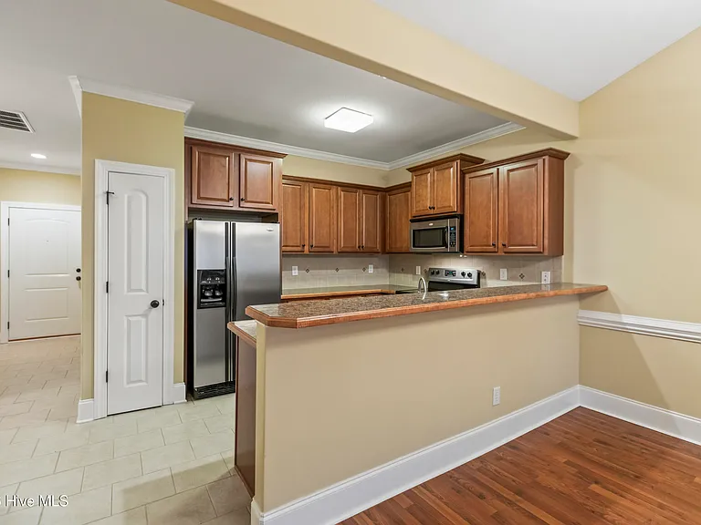 1624 Brook Hollow Dr #B — Photo 7