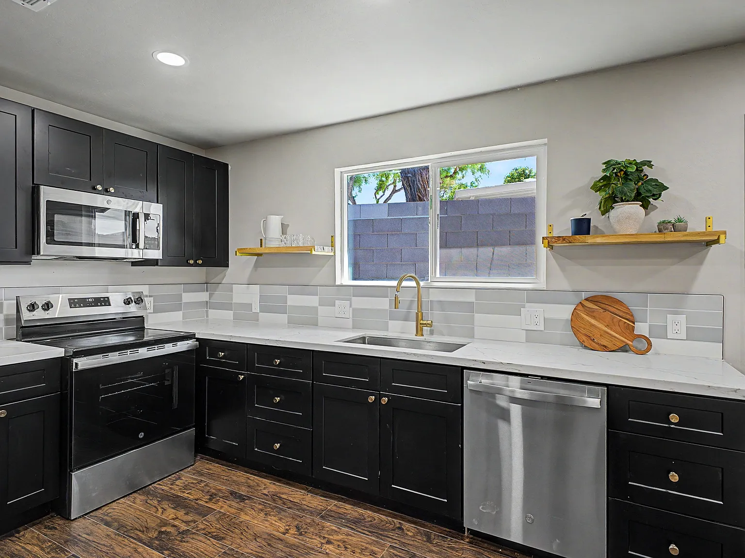 3 bed, 1000 sqft, $3,250 — Photo 3