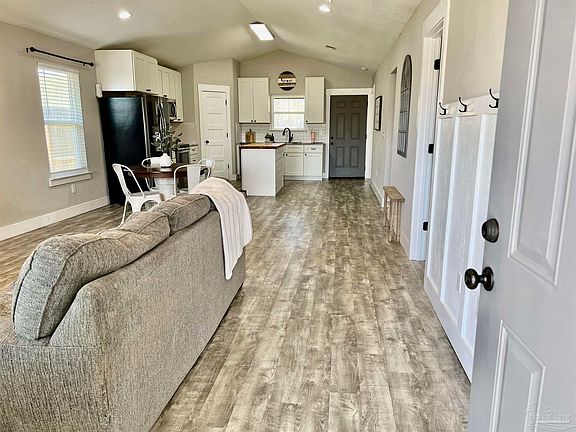 3rd image of 450 Hilburn Ln