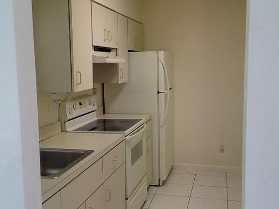 5th image of 926 18th St APT 4