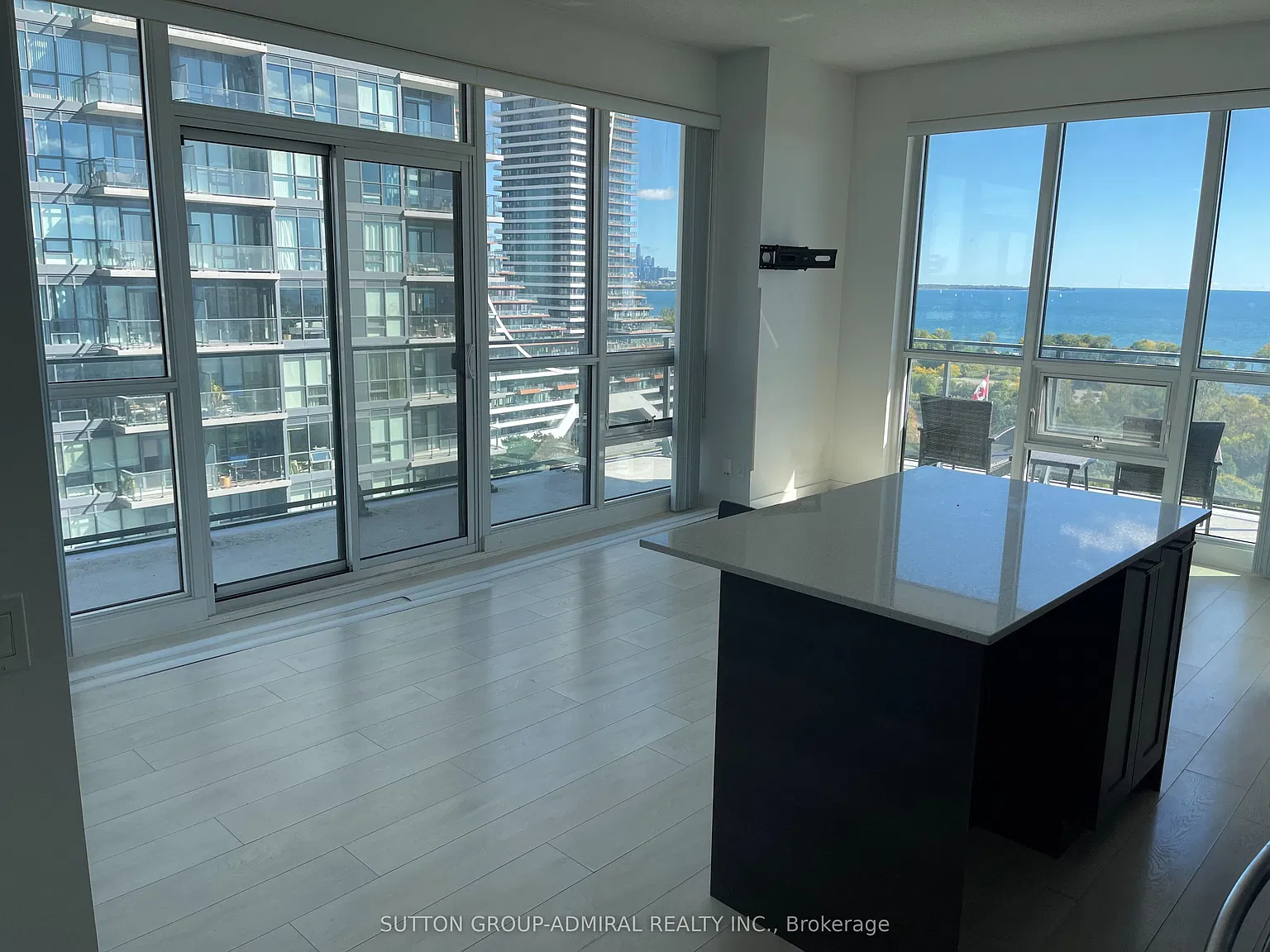 2212 Lake Shore Blvd W — Photo 1
