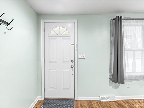 5th image of 110 Oakhurst St