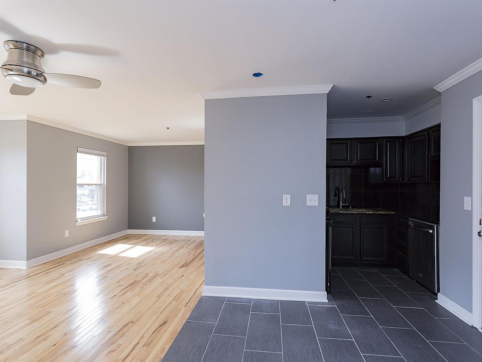 1st image of 604 2nd Ave S