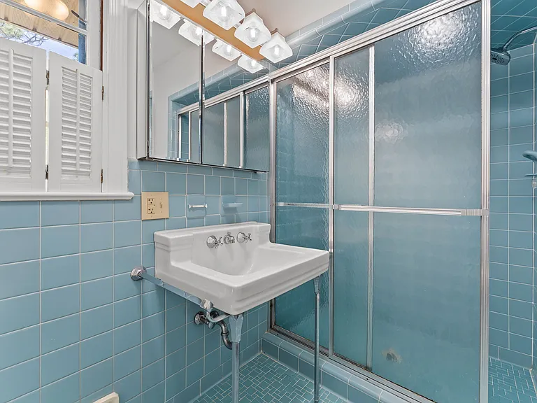 225 Arbutus Rd — Photo 29