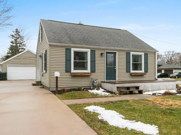 902 Mansion St, De Pere, WI 54115