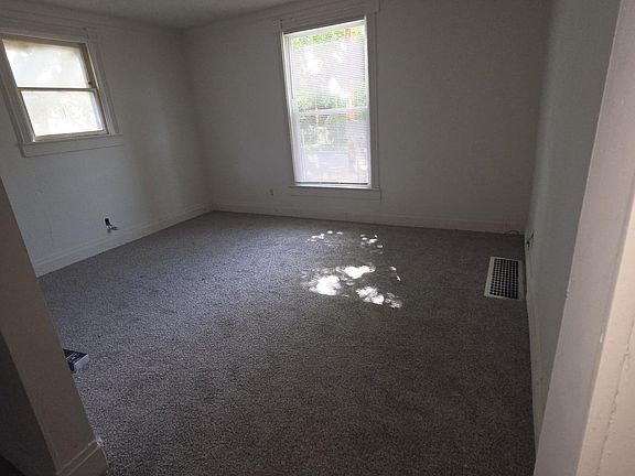 5th image of 707 E Elm St