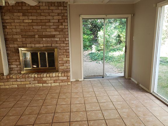 3rd image of 4605 Village Oak Dr
