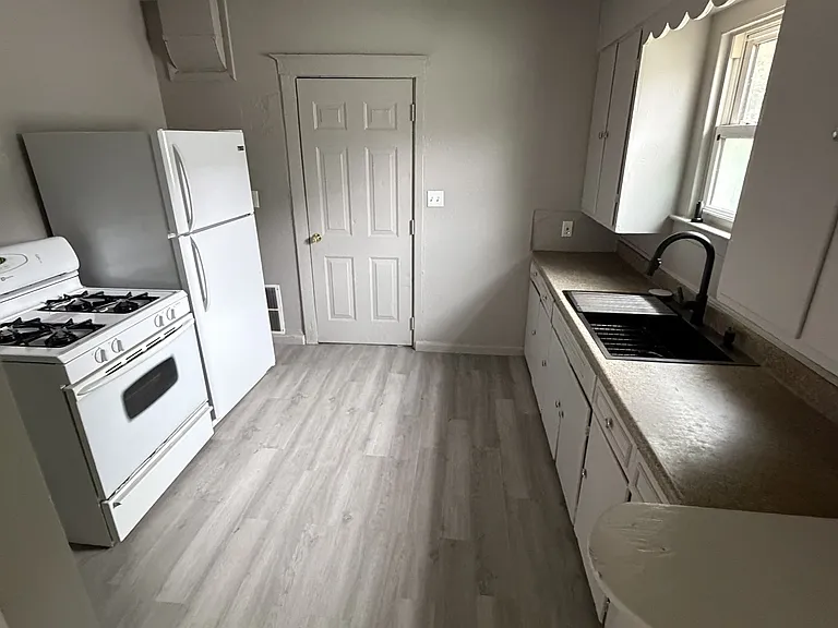 2526 White St — Photo 11