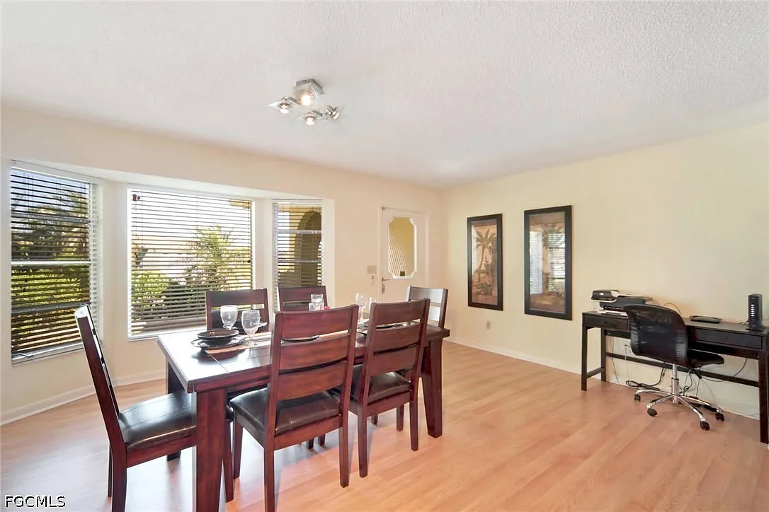 3 bed, 2.0 bath, 1400 sqft, $4,460 — Photo 4