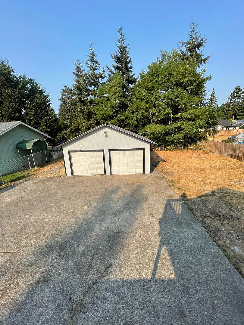 Upgraded charming 3 bedroom home — Photo 4