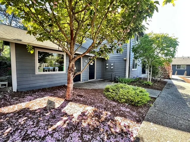 2001 Magnuson Way #18