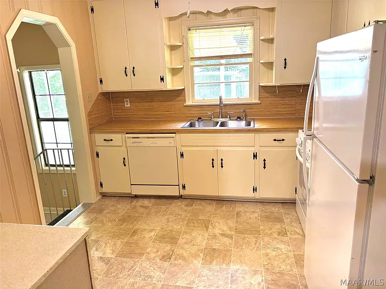 1024 Gaddis Ave — Photo 7