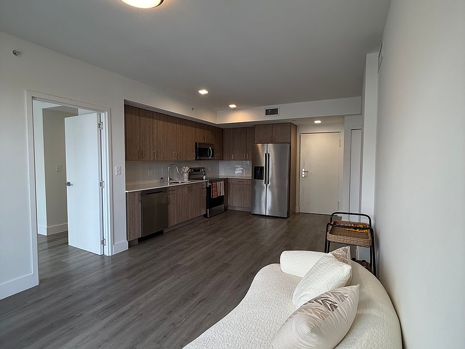 1st image of 947 E 24th St #B