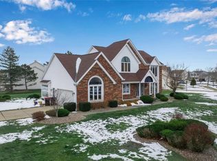 2 Hemlock Ln, Lancaster, NY 14086