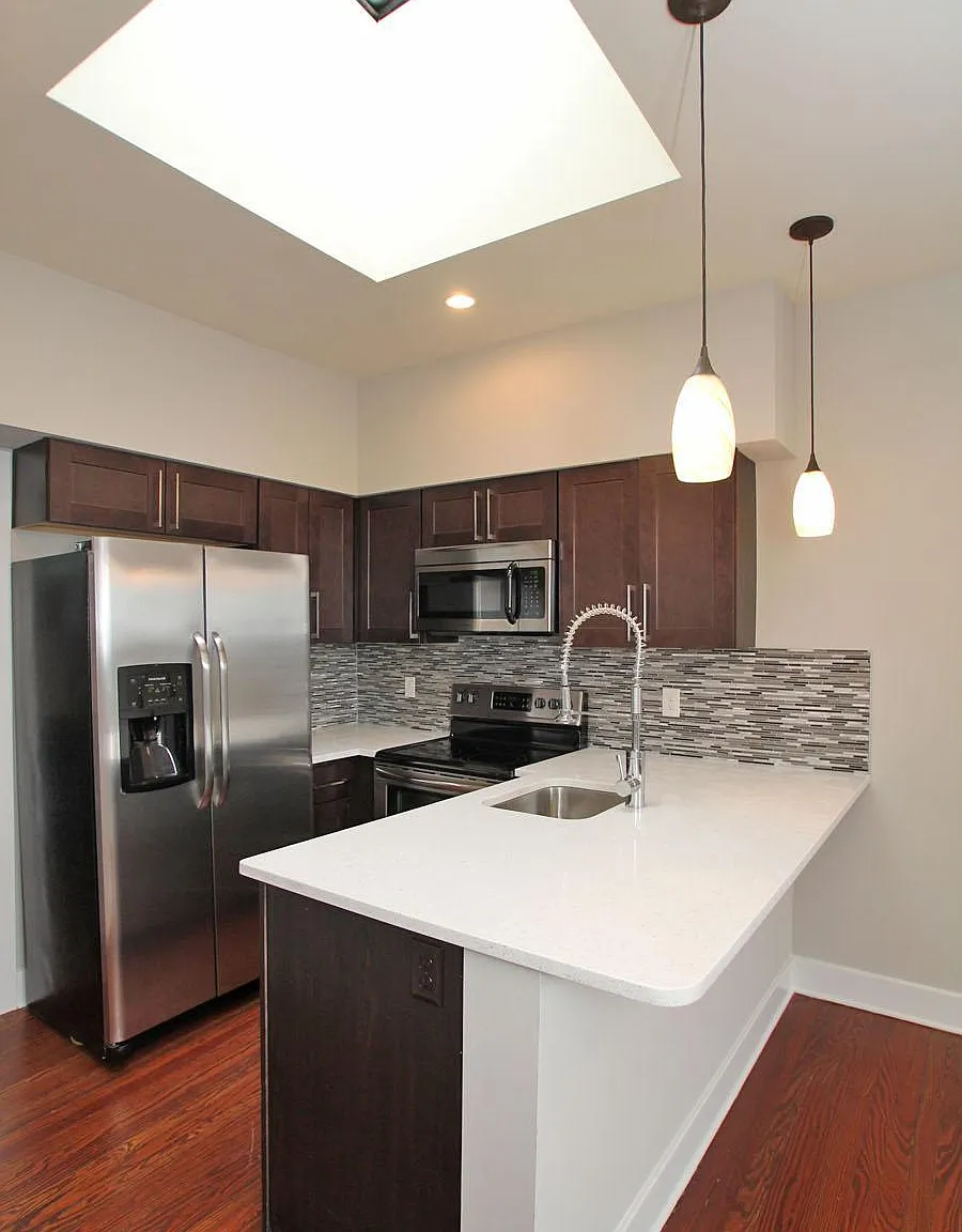 2 bed, 1.0 bath, 850 sqft, $1,600 — Photo 3