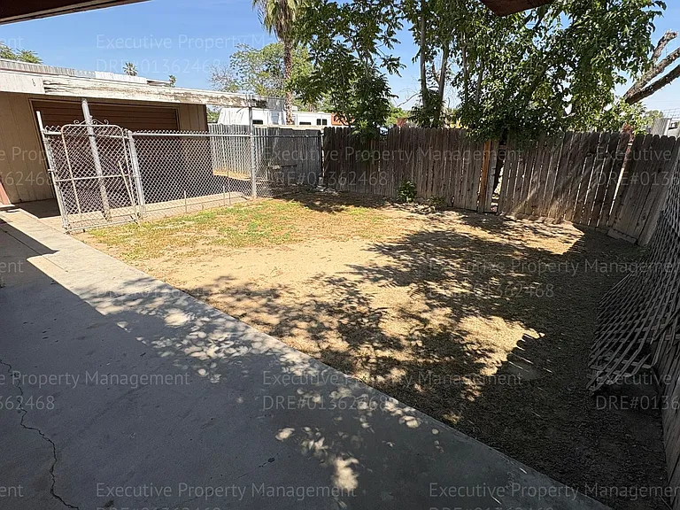 820 Moore St — Photo 5