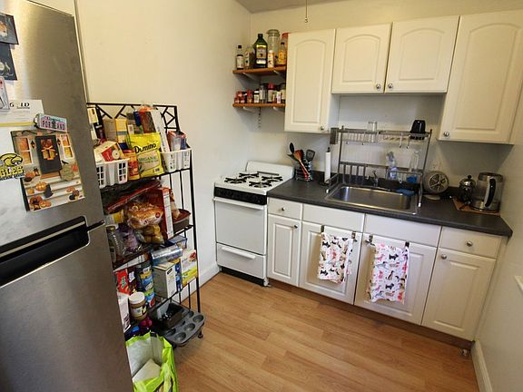 3rd image of 264 Kelton St #26