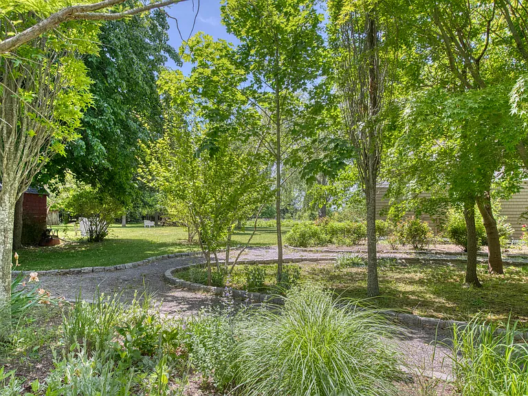 733 Herricks Ln — Photo 10