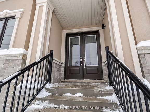 3rd image of 215 Sutherland St S