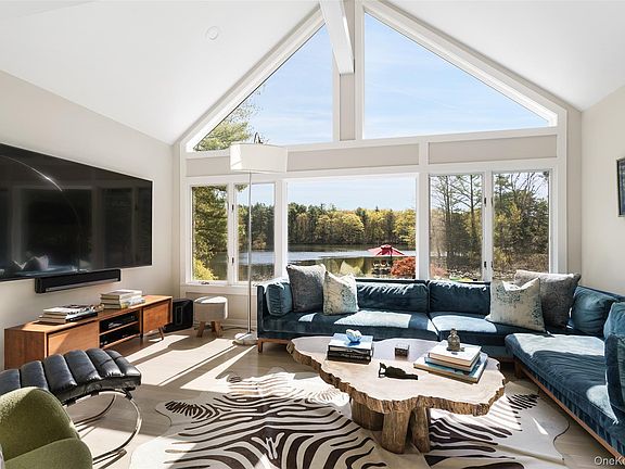 5th image of 559 Pound Ridge Road