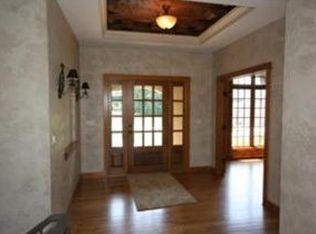 10437 River Hills Dr, Parkville, MO 64152