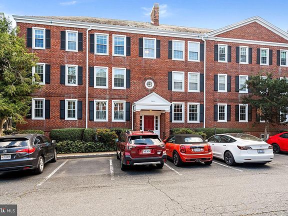 2nd image of 3052 S Buchanan St APT A2