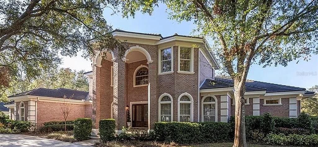 2817 Roehampton Close