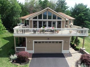 5581 Lochcrest Cir, Canandaigua, NY 14424
