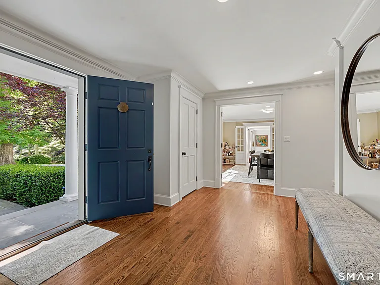 51 Squires Ln — Photo 4