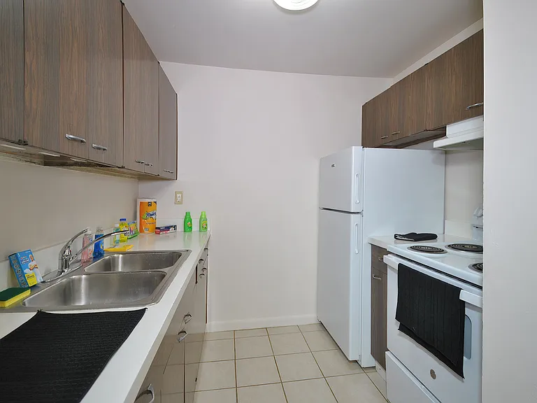 Carriage House Apartments — Photo 18