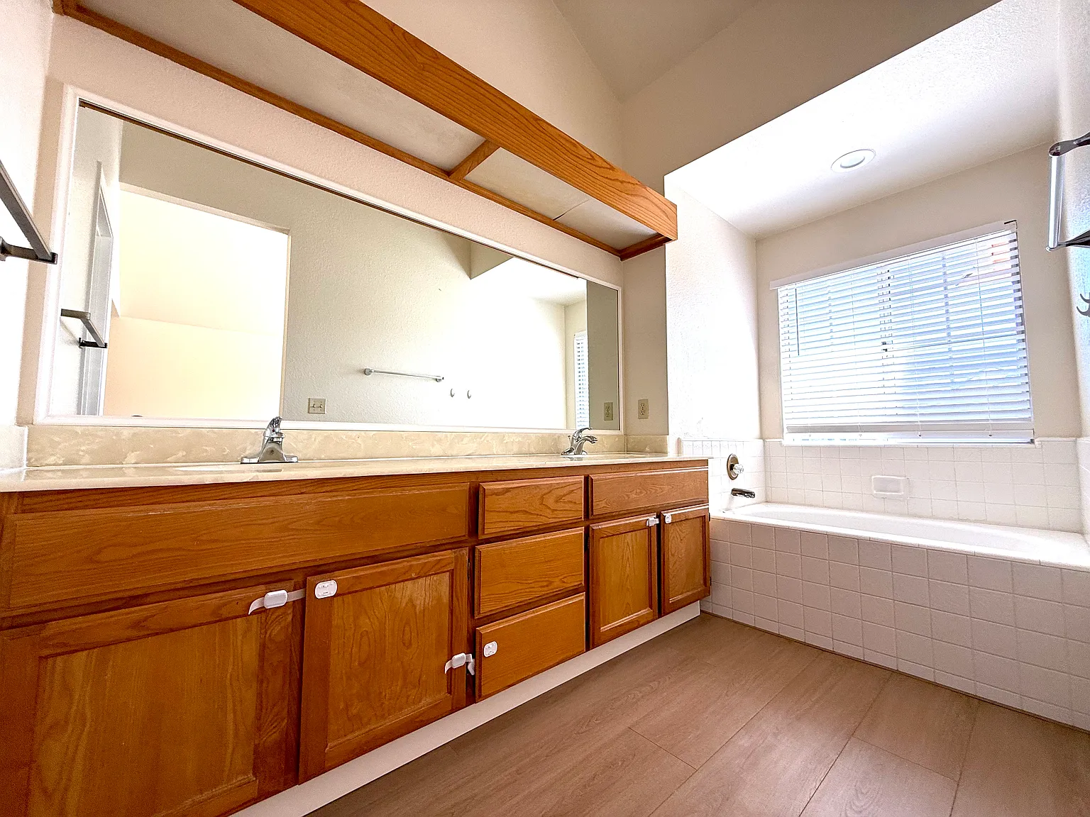 4 bed, 2.5 bath, 2550 sqft, $1,380 — Photo 4