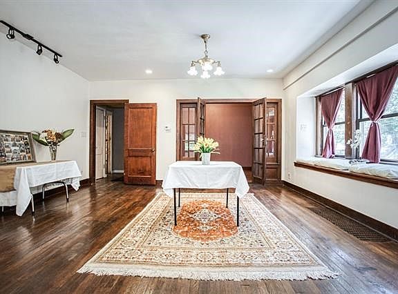 4th image of 3911 Forest Ave