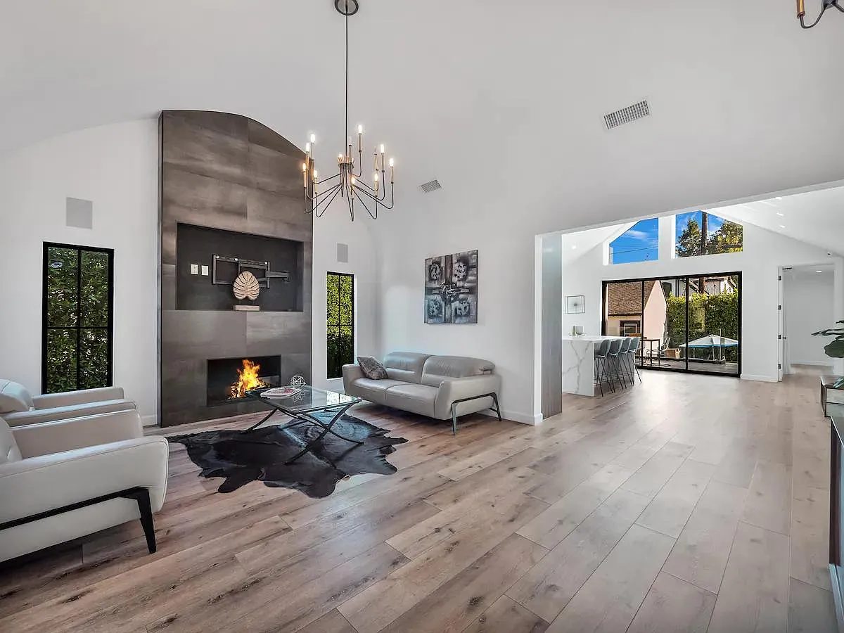 4 bed, 2.5 bath, 2000 sqft, $16,250 — Photo 4