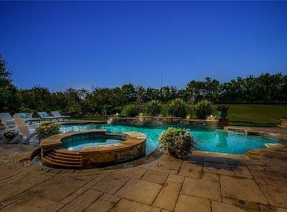 4th image of 1730 Fair Oaks Ln