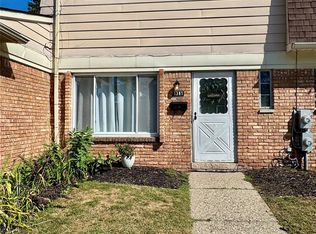 1381 Laurel Valley Dr, Waterford, MI 48327