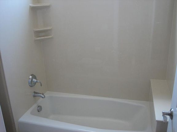 Bath/shower enclosure