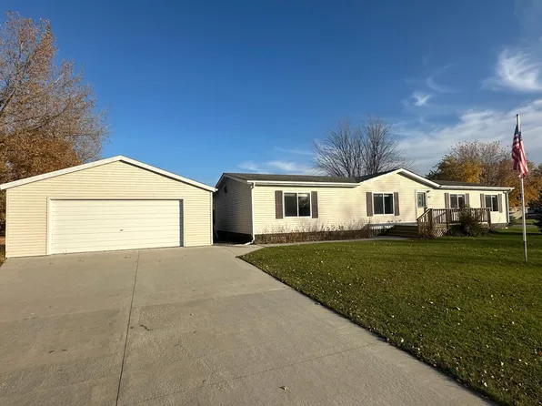 502 10th Ave NE, Roseau, MN 56751