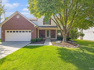2529 Huntington Dr, Lake Orion, MI