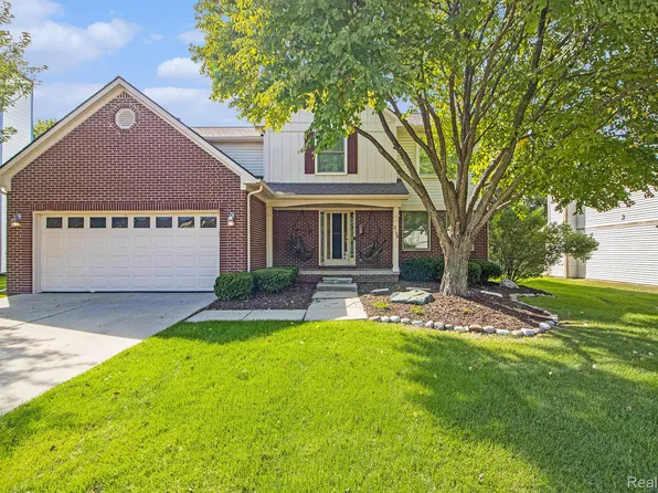 2529 Huntington Dr, Lake Orion, MI 48360