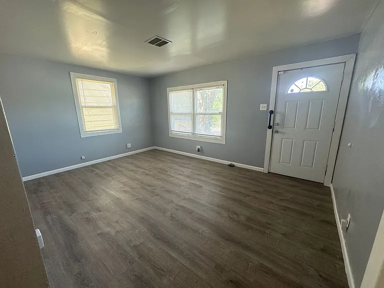 8600 Stella Ave — Photo 2