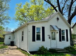 1008 Charlotte St, Pekin, IL 61554