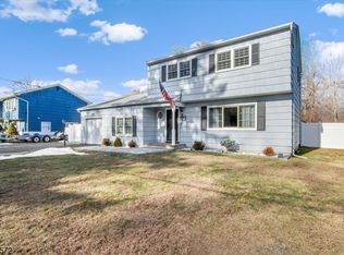 21 Beacon Rd, Hopatcong Boro, NJ 07843